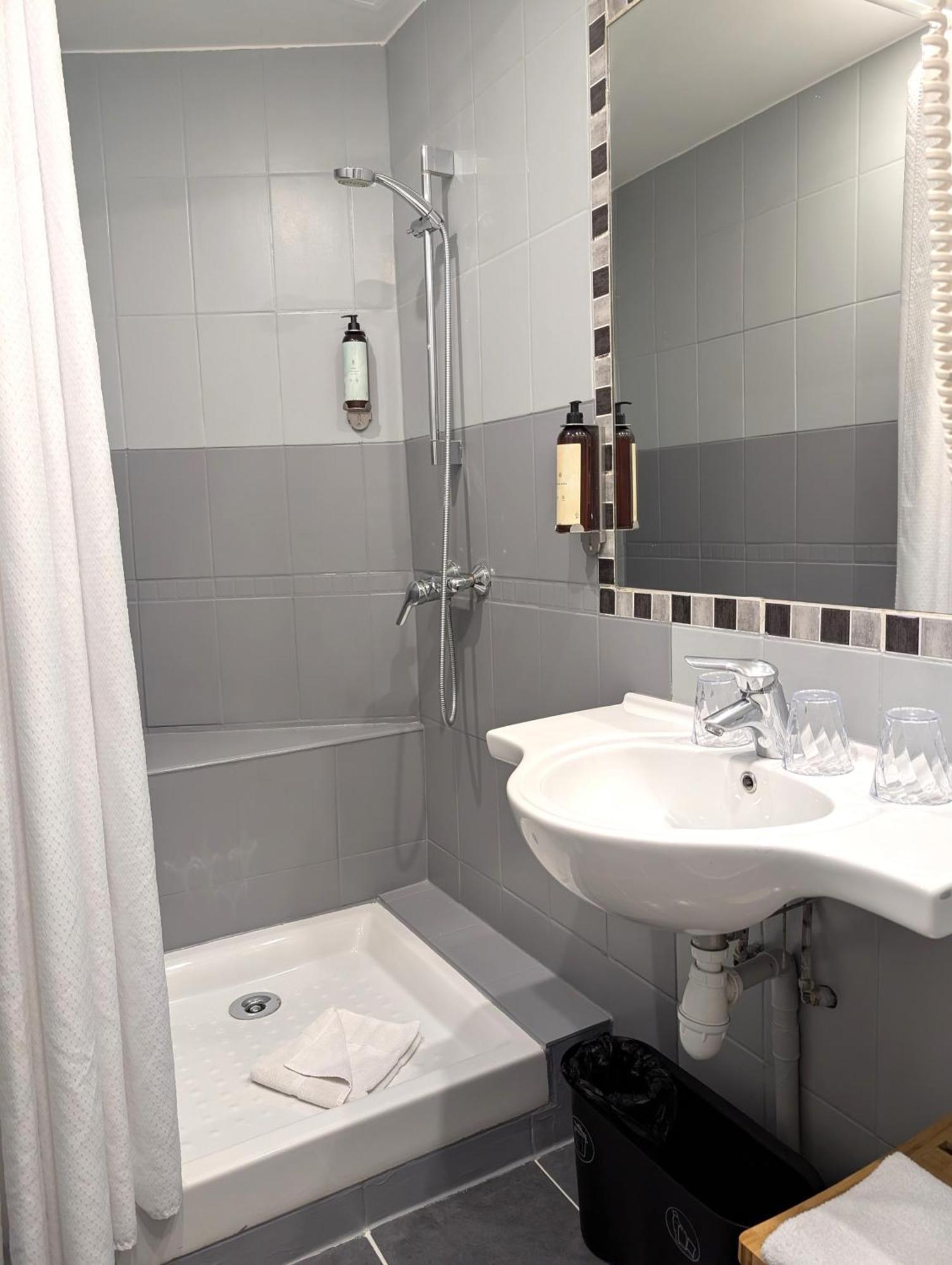 H33 Hotel 2*