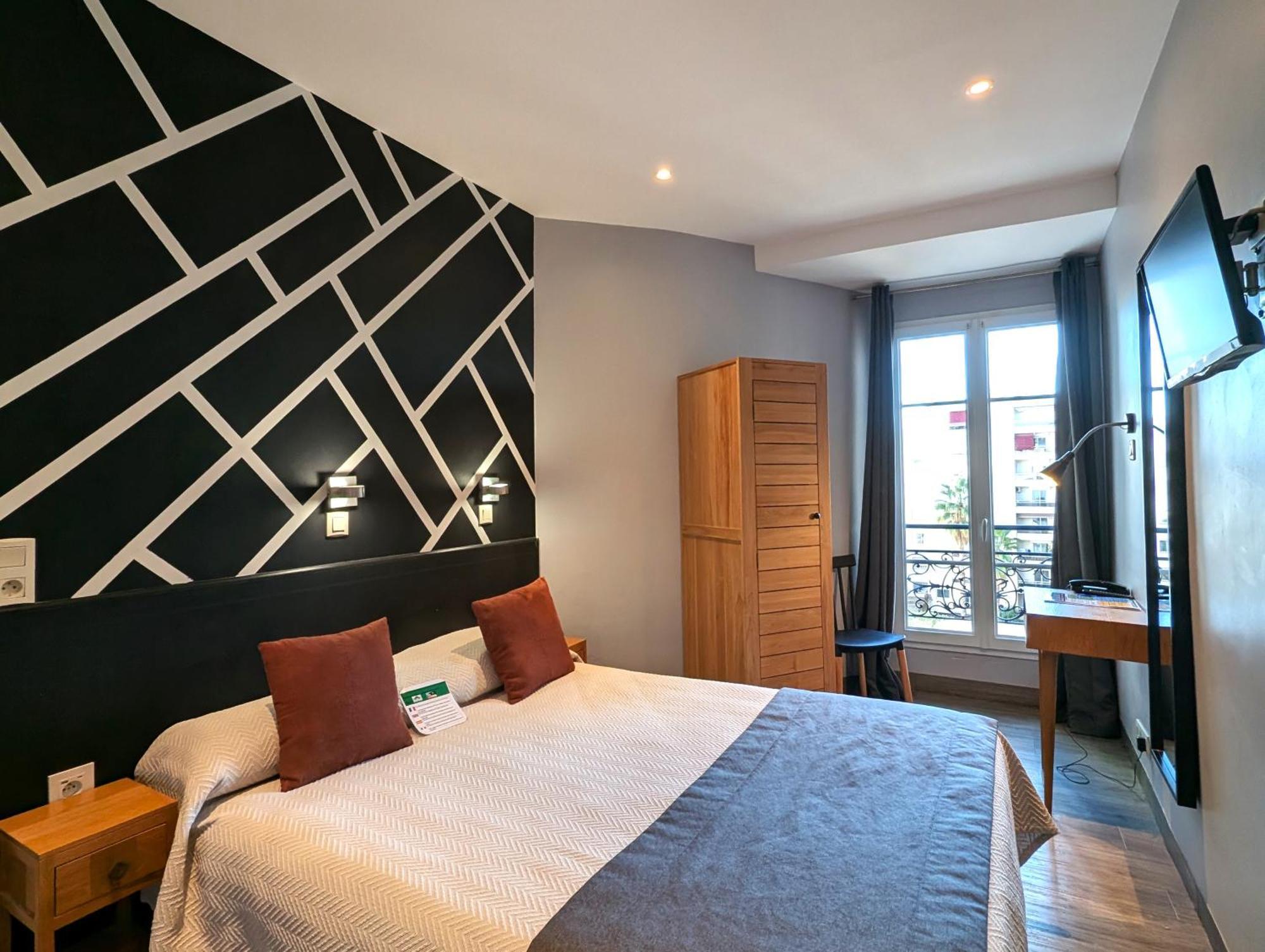 H33 Hotel 2*